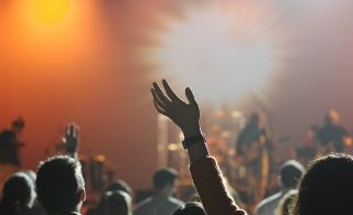 Девушки танцуют в ночном клубе