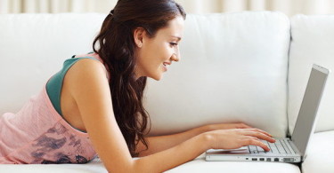 девушка знакомится в интернете