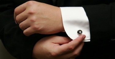 мужчина одевает запонки