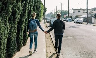 Парень знакомиться с девушкой на улице