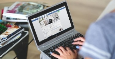 Девушка отвечает на сообщение