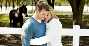 Девушка флиртует с парнем