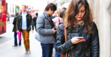 девушка читает смс