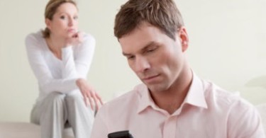 Женщина заставляет парня ревновать