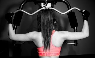 Девушка занимается в спортзале